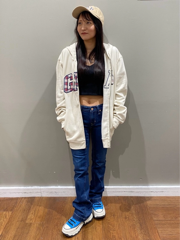 ロゴパーカーコーデ