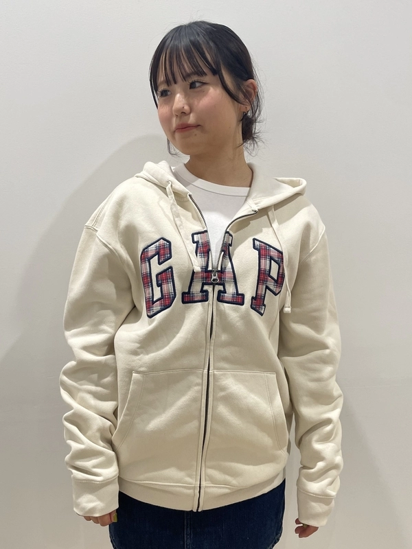 赤チェックが可愛い！ロゴジップパーカーのスタイリング | Gap公式