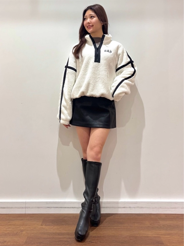 『Gapロゴボアトレーナーdeミニスカートコーデ』