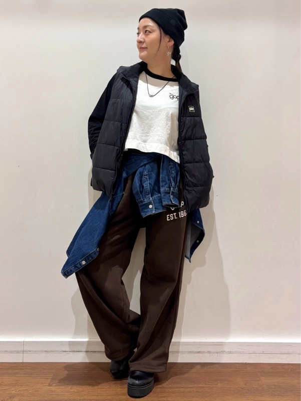 『Gapロゴベストde楽ちんスウェットコーデ』