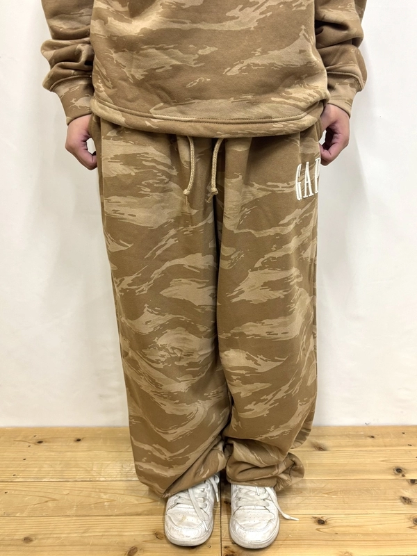 カモフラ柄】ハーフジップセットアップのスタイリング | Gap公式