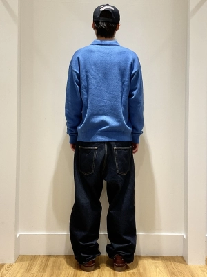 鮮やかカラー◎カシミアタッチポロセーターのスタイリング | Gap公式