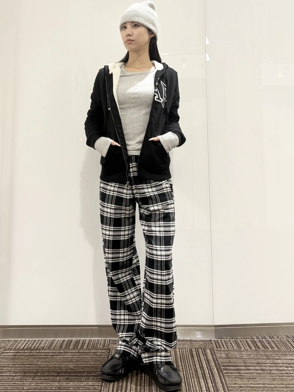 【新作】ふわもこボア付きロゴパーカー