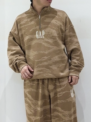 バズりセットアップ】迷彩セットアップコーデのスタイリング | Gap公式