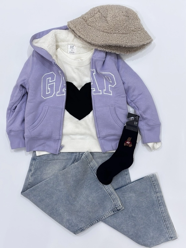 GAPロゴパーカーでカジュアルコーデ♡