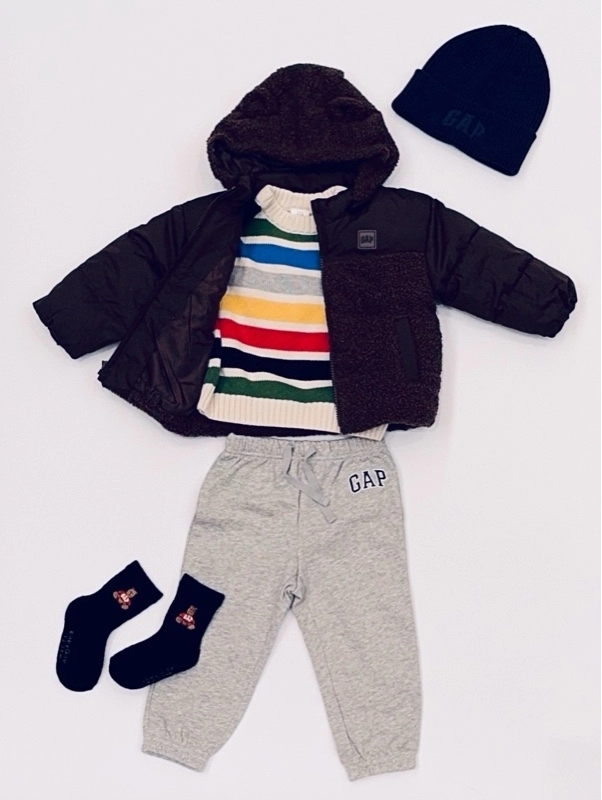 『冬の公園をかけまわる元気キッズ』