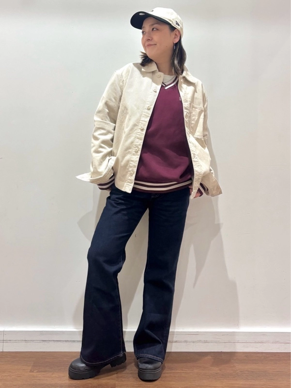 『人気のV開きスウェットトレーナーde大人カジュアルコーデ』