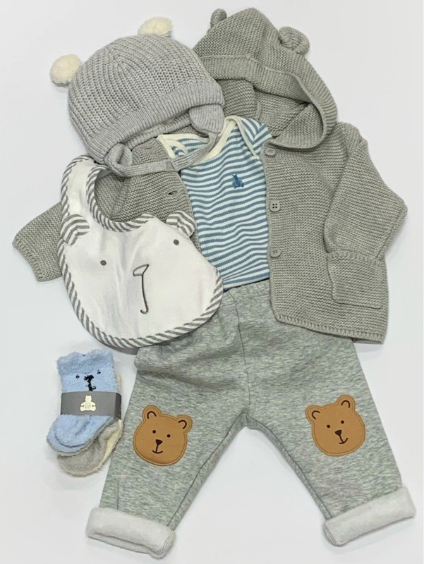 【定番人気】くまさんカーディガンで冬のホリデーコーデ