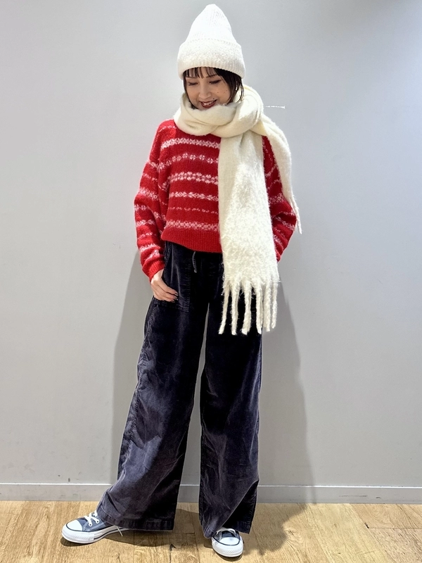 【赤いニットと冬の散歩道】