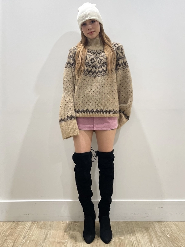 ホリデー感溢れる、タートルネックセーターコーデ♪