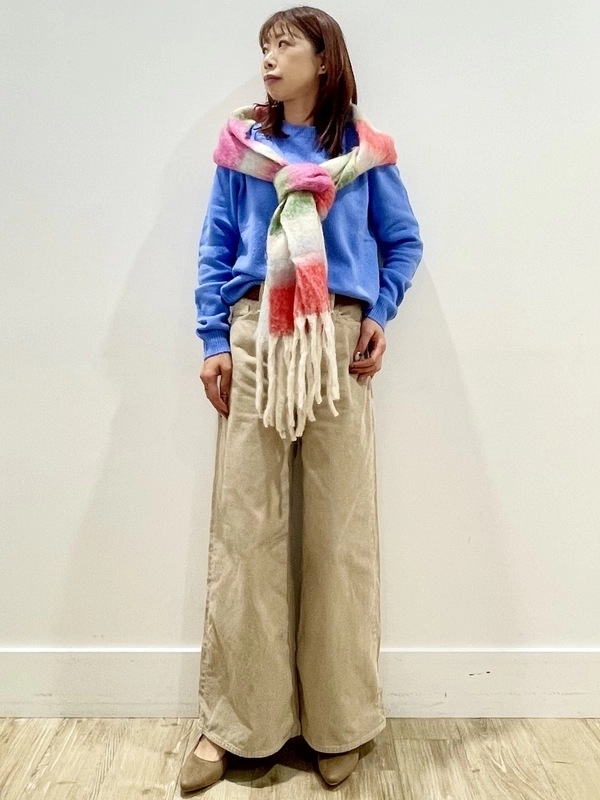 大人華やかなブルーセーターコーデ