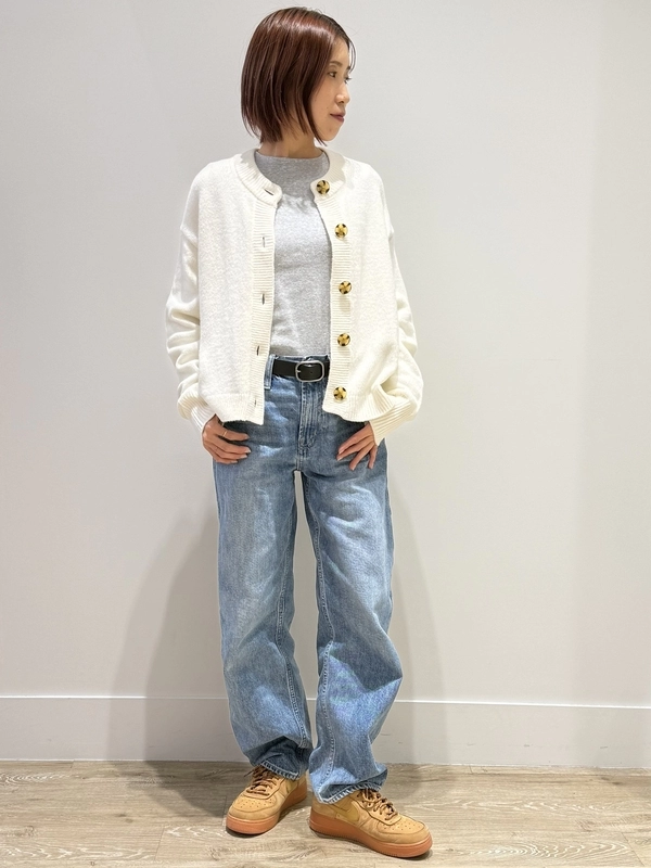 白セーター×バレルデニム