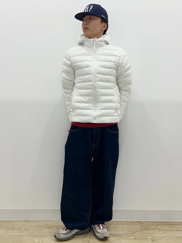 雪に溶け込むホワイトアウターコーデ