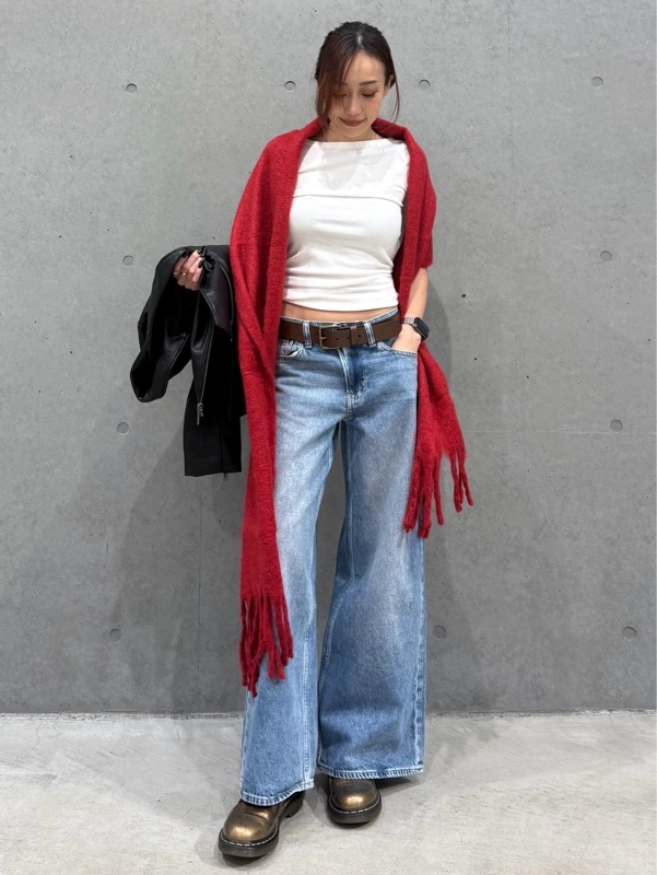 レッド×デニムの大人リラックスデート