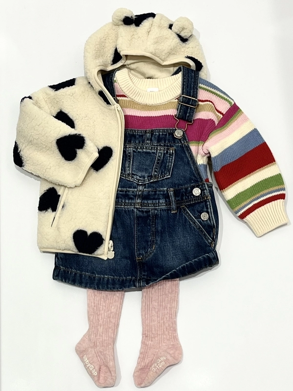 カラフルセーターのお出かけコーデ