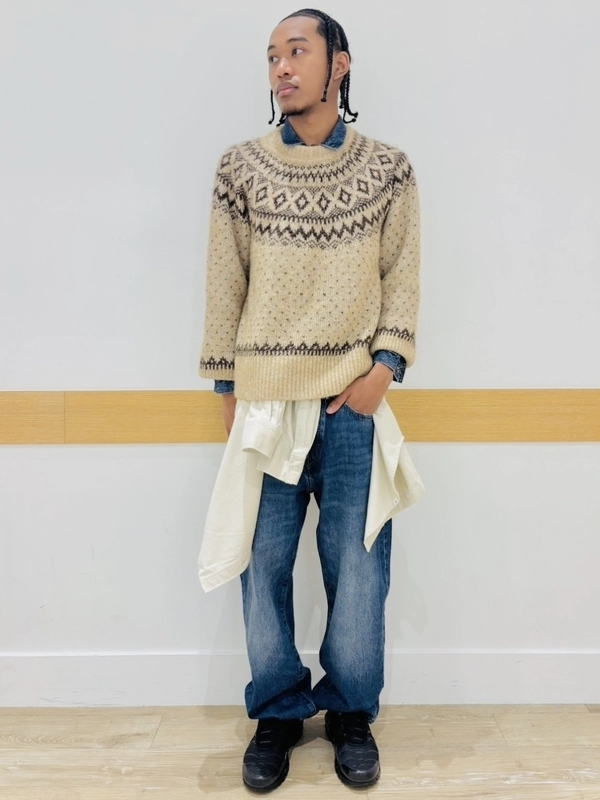 セーター×デニムで彩るホリデー