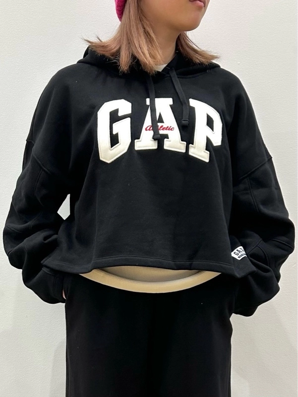 セットアップ風】30周年ロゴ✖️スウェットパンツのスタイリング | Gap
