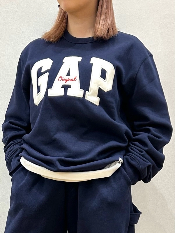 30周年ロゴ】トレーナータイプもおすすめのスタイリング | Gap公式