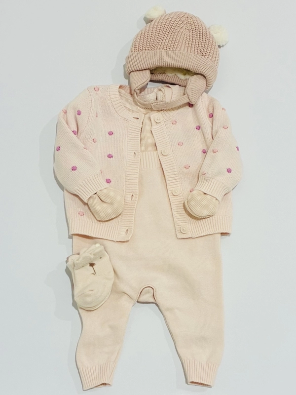 ベビー【ピンクのニットサロペットコーデ】