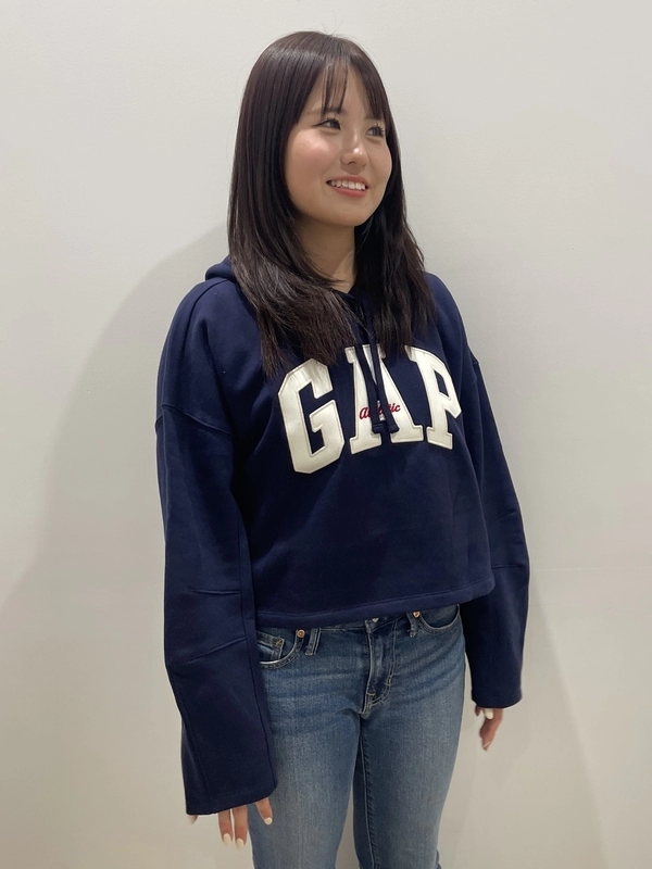 短丈が可愛いロゴパーカーと人気デニム♪ | Gap公式オンラインストア