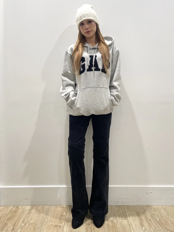 人気のユニセックスで着られるロゴパーカー！