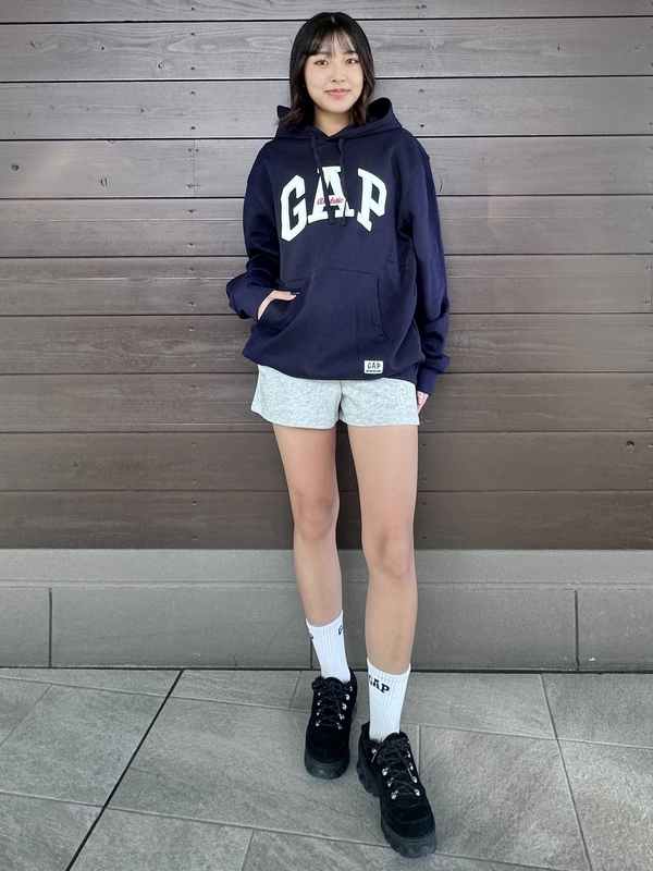 GAP ネイビー クロップドパーカー　30thアニバーサリー 新作】⭐︎30thアニバーサリー⭐︎ギャップロゴパーカー | Gap公式