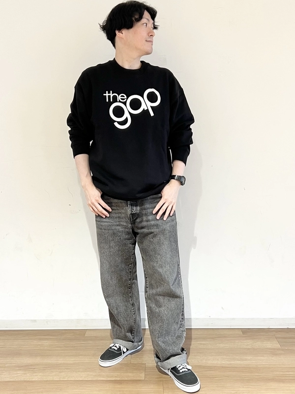 大人のラフなロゴコーデ