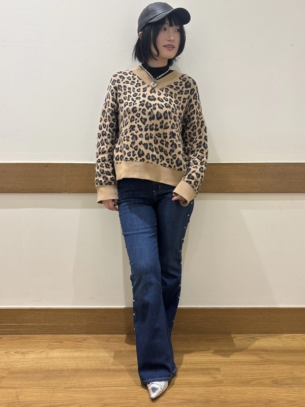 【つよカワイイ♪】スタッズ付きフレアデニム