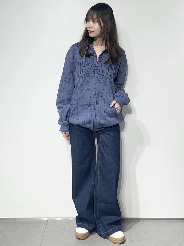 TikTok人気上昇中！】ペイズリー柄パーカーのスタイリング | Gap公式