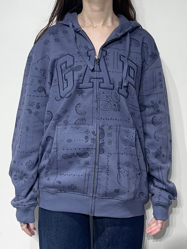 TikTok人気上昇中！】ペイズリー柄パーカーのスタイリング | Gap公式