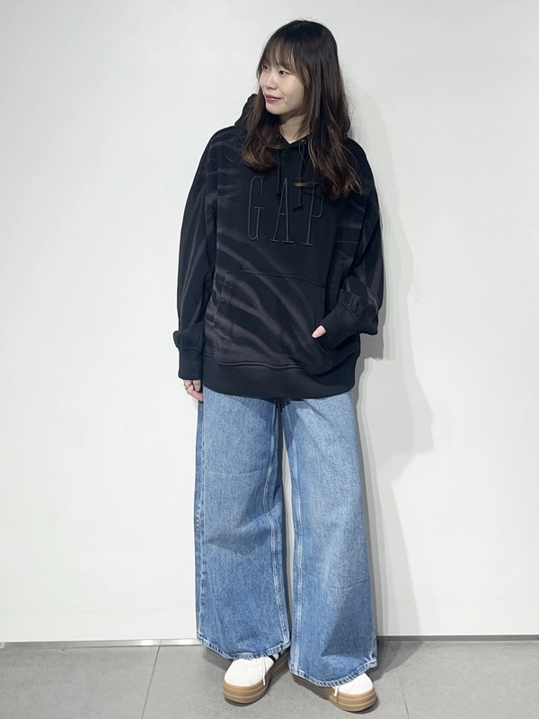 周りと被らないデザインはこれ！】WASH入りロゴパーカーのスタイリング