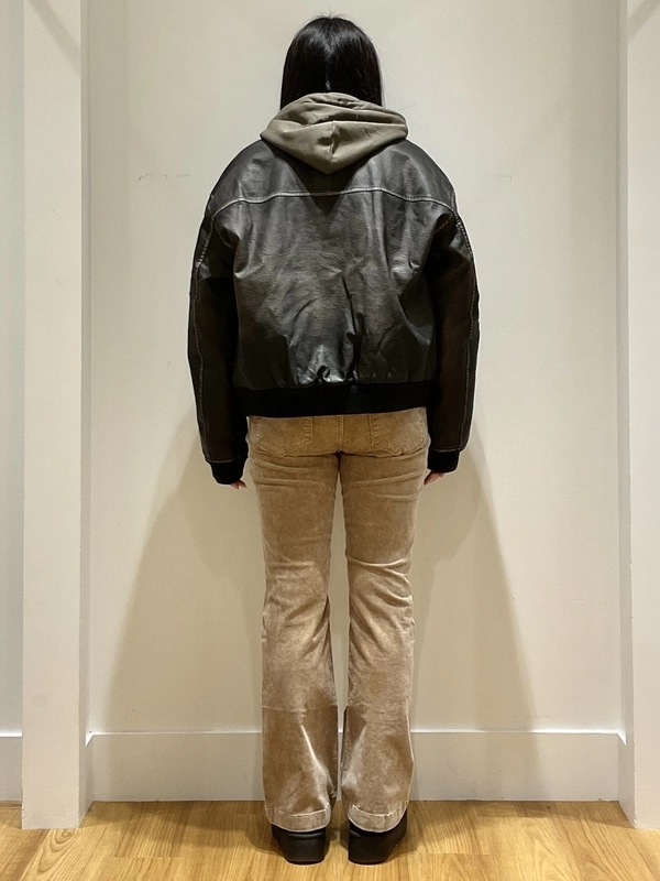 ユニセックスで大人気！ヴィーガンレザージャケットのスタイリング