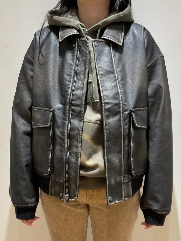 ユニセックスで大人気！ヴィーガンレザージャケットのスタイリング