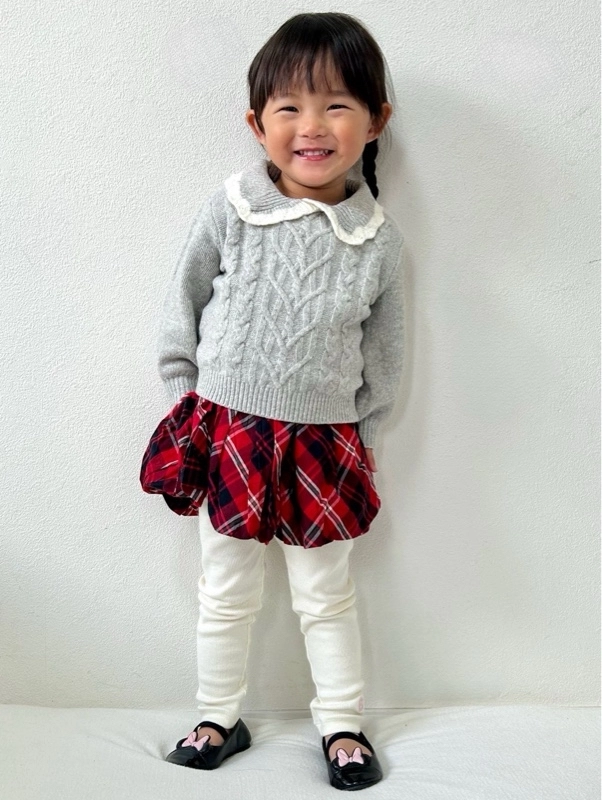 襟付きがかわいいセーター×チェックワンピースのホリデーコーデ