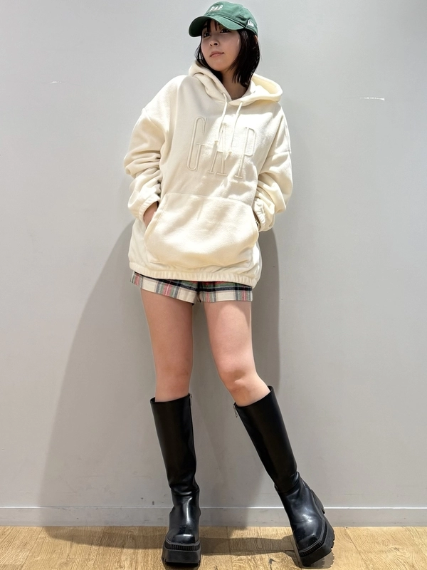 白で可愛い印象に♡着心地抜群パーカーコーデ