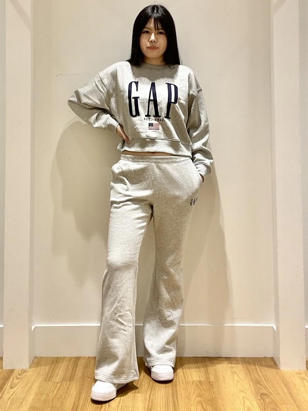 新作！ロゴスウェットセットアップのスタイリング | Gap公式オンライン