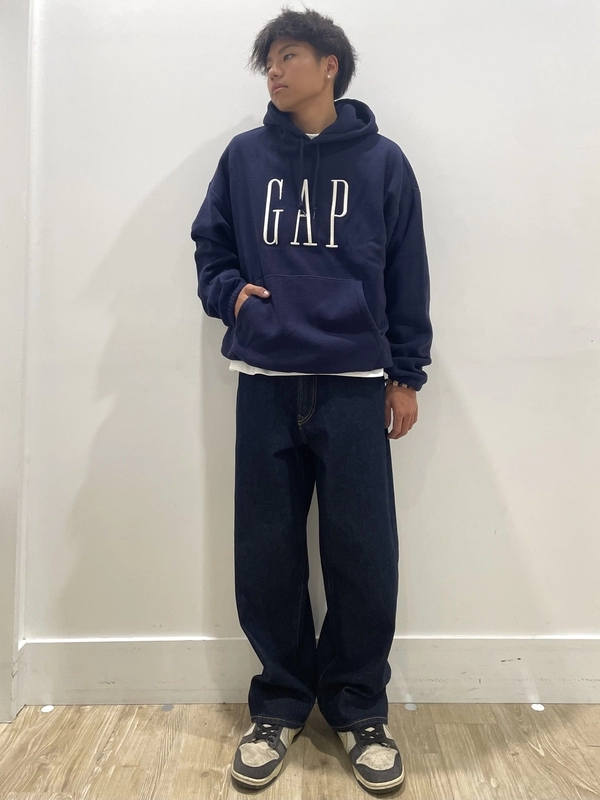 ロゴフリースパーカーとスーパーバギーデニム