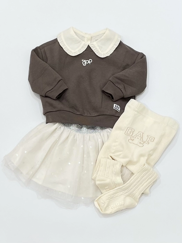 おそろいもできるgapロゴトレーナーガーリーコーデ