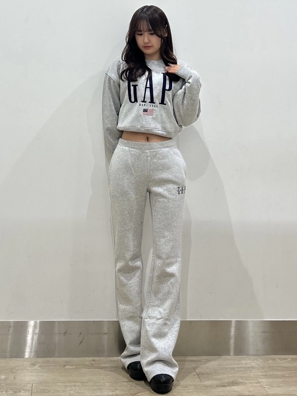 大人気！！グレー×国旗GAPロゴセットアップのスタイリング | Gap公式