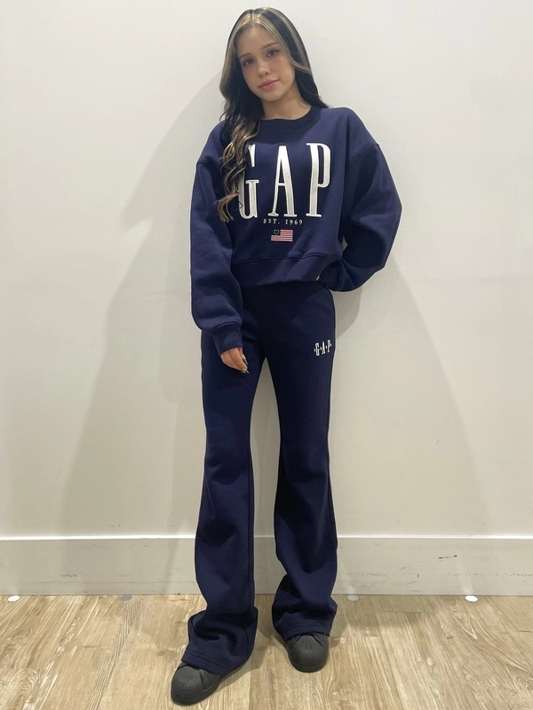 GAP｜ビッグロゴスウェットセットアップXL&Lネイビークルースウェット&パンツ ロゴスウェットセットアップ♪のスタイリング | Gap公式オンラインストア