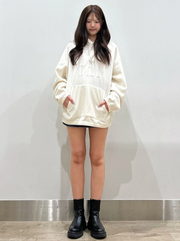 ポピーパーカー ホワイトX'masコーデset 新作！ホワイトパーカーコーデのスタイリング | Gap公式オンラインストア