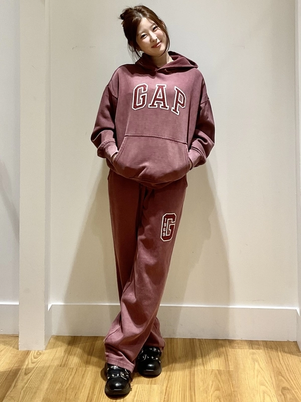 ユニセックスで使えるスウェットセットアップのスタイリング | Gap公式