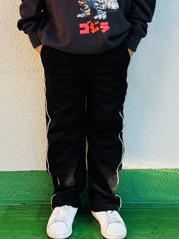 キッズ【GODZILLAコラボトレーナー】ブラックのスタイリング | Gap公式