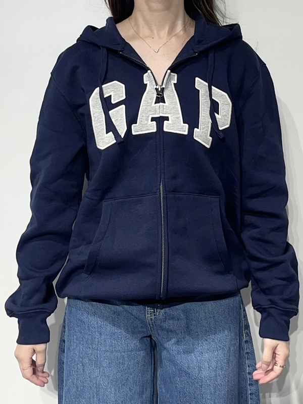 GAPロゴ フルジップパーカー Mサイズ ネイビー 新品 完売品 待望の再入荷！】GAPロゴジップパーカーのスタイリング | Gap公式
