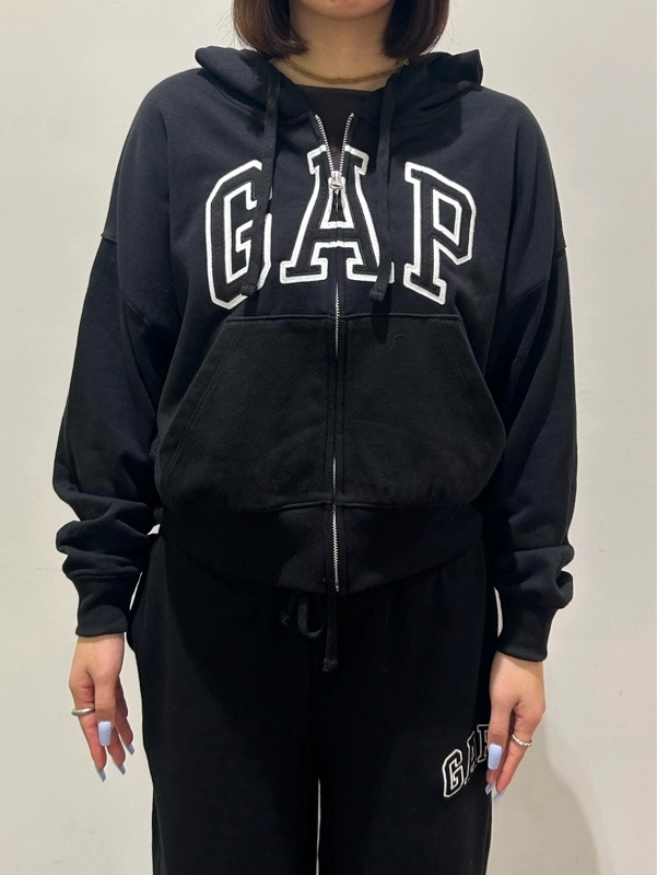 GAP ブラック パーカーとパンツセット GAPセットアップコーデ！ | Gap公式オンラインストア