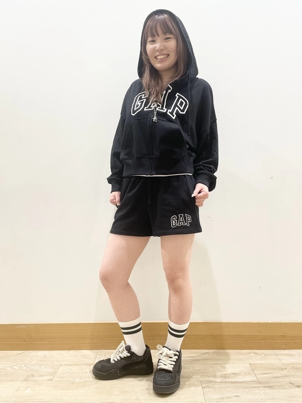 クロップドジップパーカー×ロゴショートパンツ | Gap公式オンラインストア