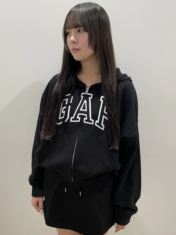 短丈シルエットのロゴパーカー☆ | Gap公式オンラインストア gapビンテージ加工ロゴパーカー短丈ボックスシルエット