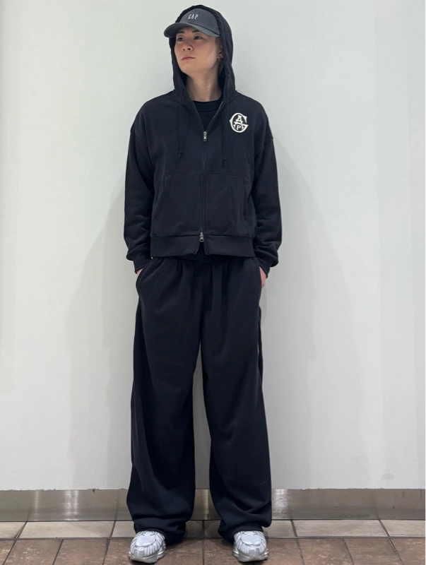 ロ*ン様 GAP ブラック パーカーとパンツのセットアップ！ 新作】GAPロゴセットアップのスタイリング | Gap公式オンラインストア
