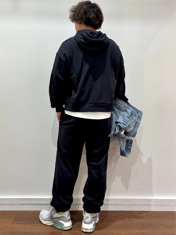 新作ロゴパーカーセットアップdeスタイルアップコーデ』のスタイリング