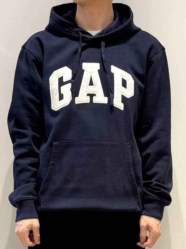 大人気！ネイビーロゴパーカーコーデ | Gap公式オンラインストア